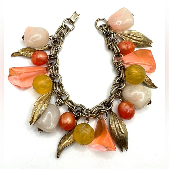 Vintage 1960s Chunky Lucite Bead and Gold Leaf Charm Bracelet - Picture 2 of 12